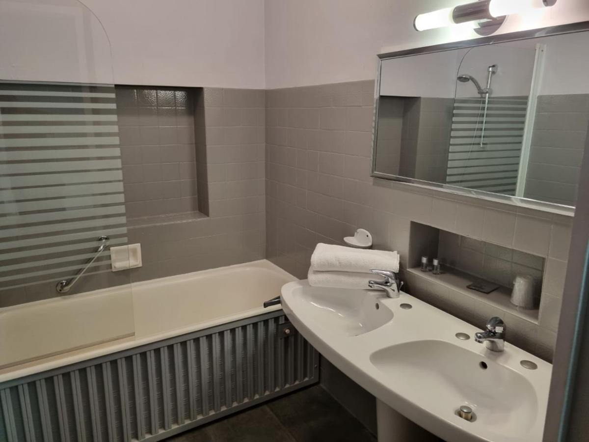 Hotel Le Comty Feurs Екстериор снимка