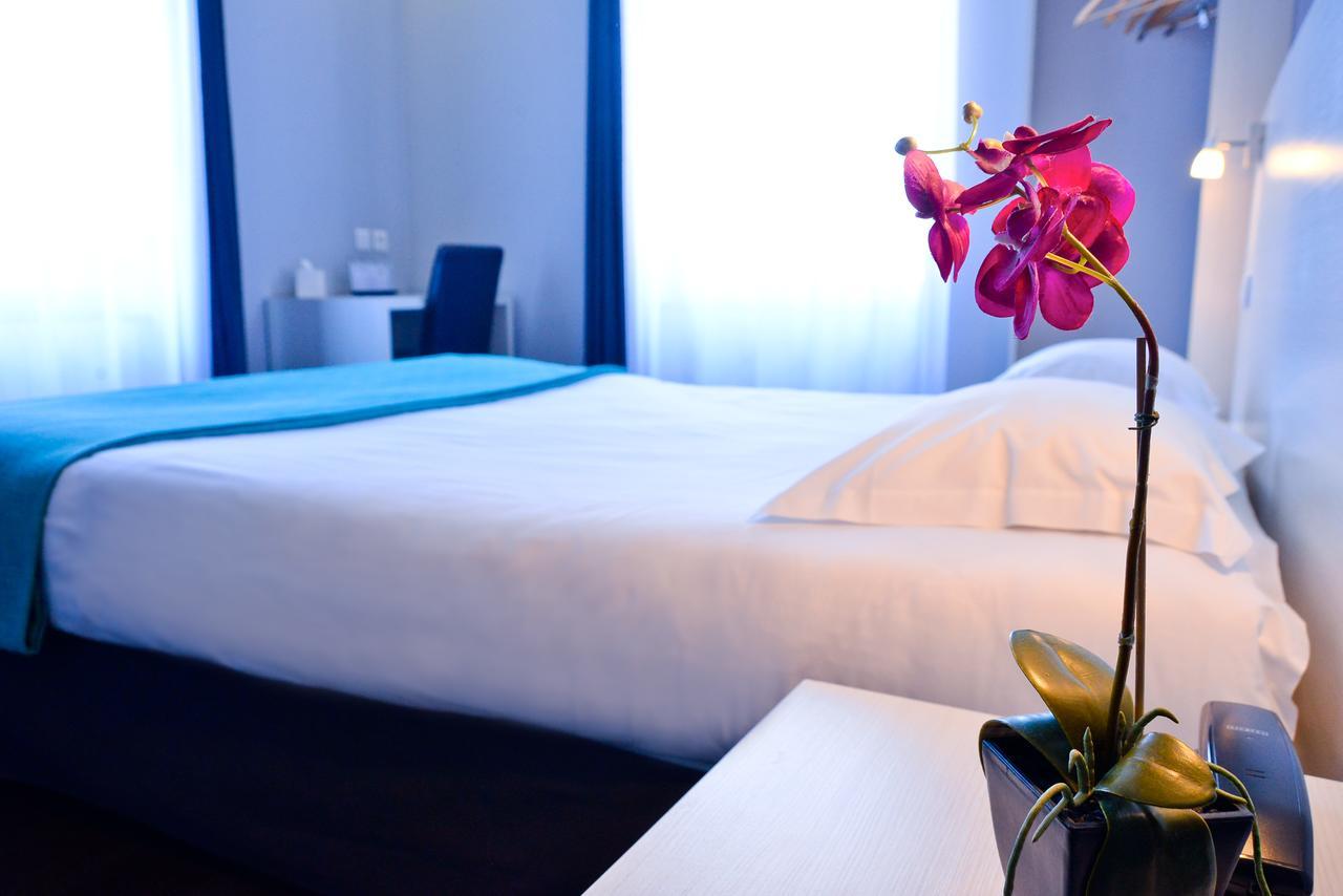 Hotel Le Comty Feurs Екстериор снимка