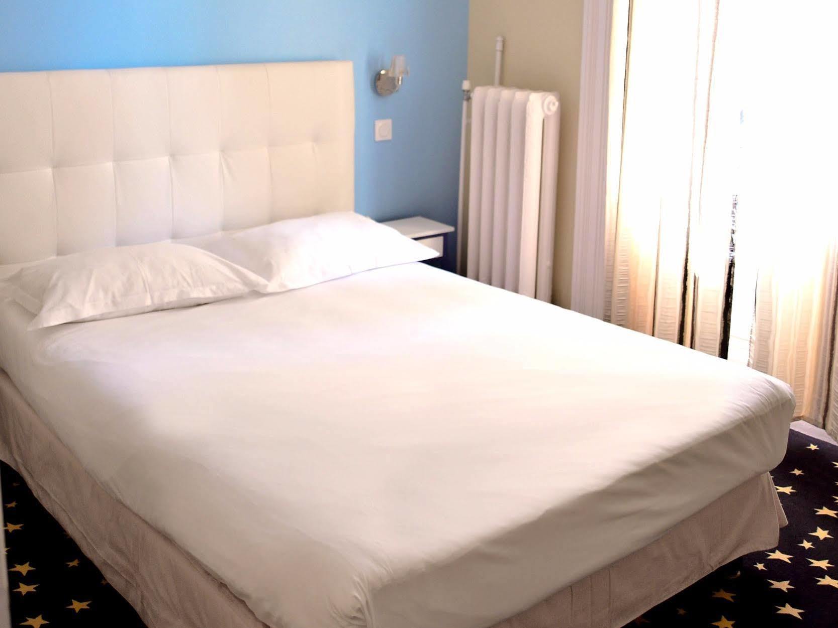Hotel Le Comty Feurs Екстериор снимка