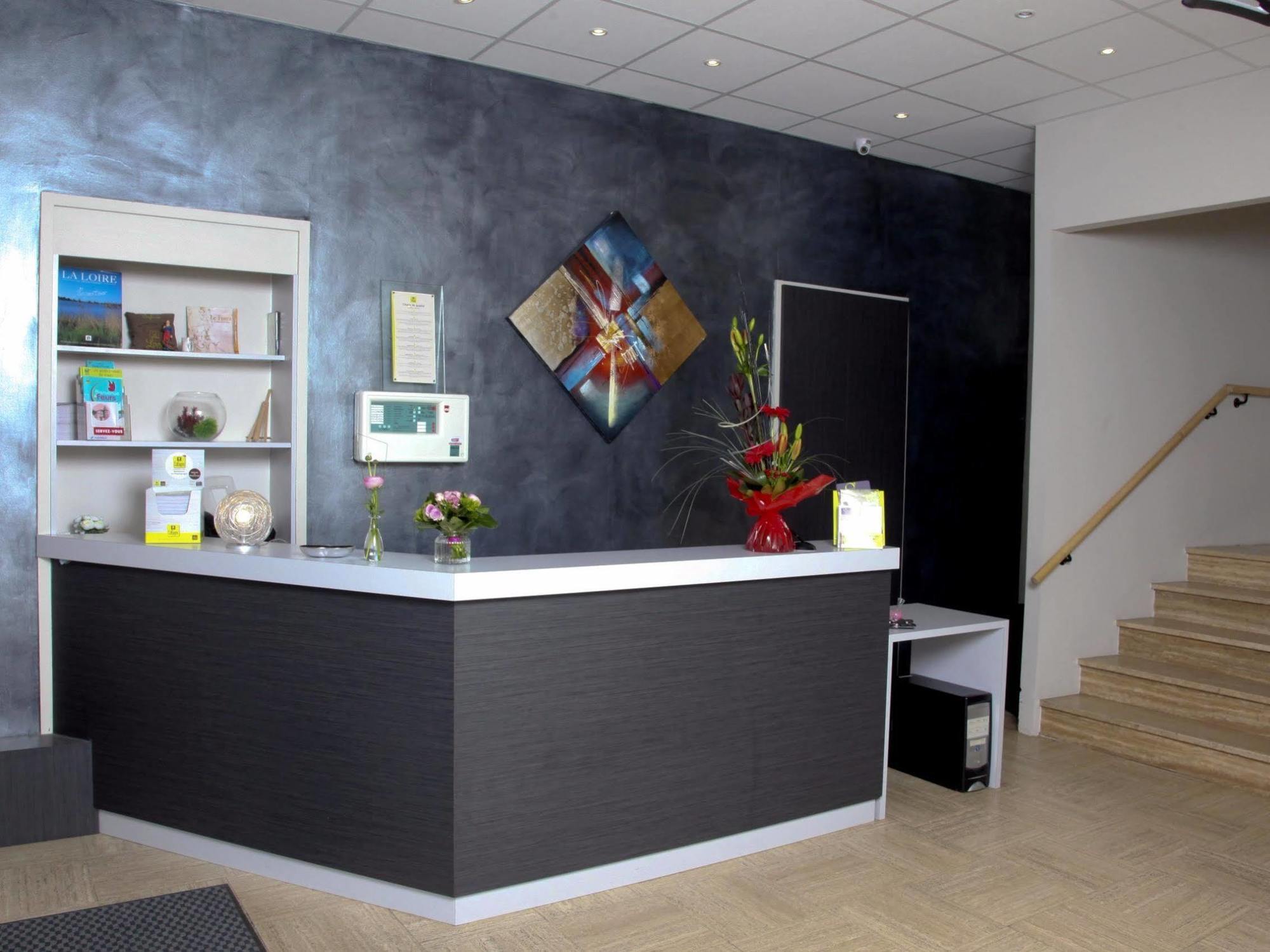 Hotel Le Comty Feurs Екстериор снимка