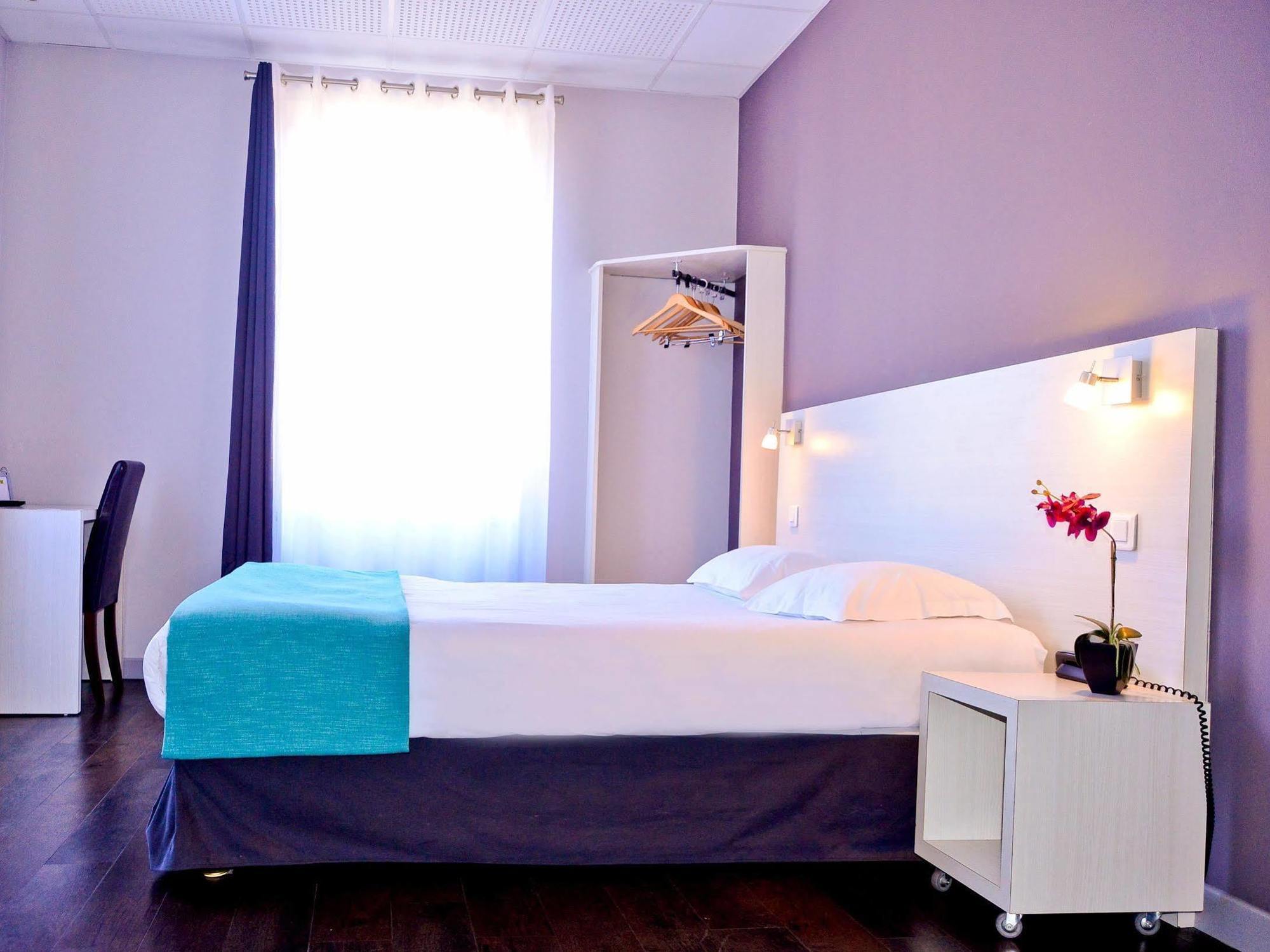 Hotel Le Comty Feurs Екстериор снимка