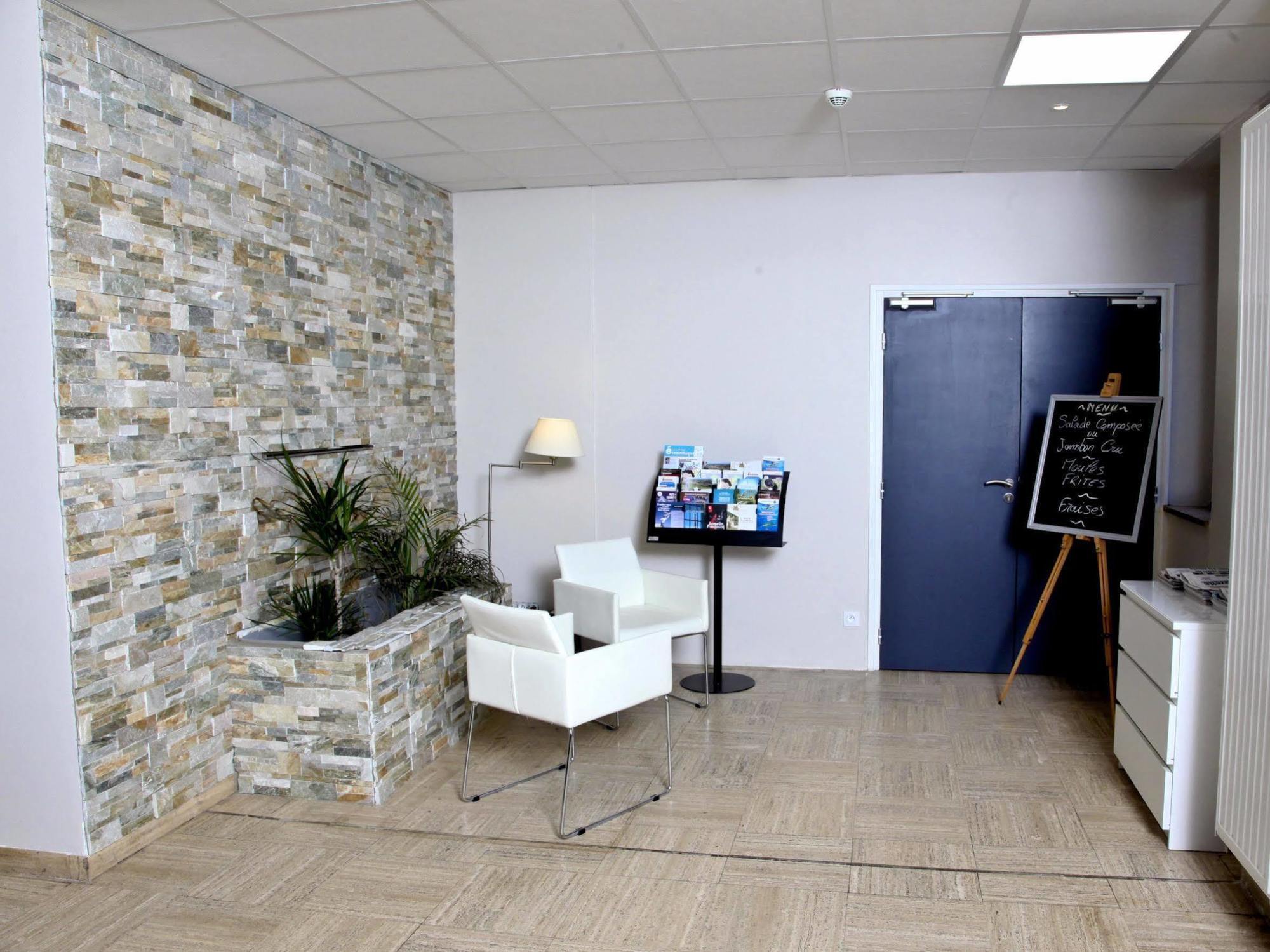 Hotel Le Comty Feurs Екстериор снимка