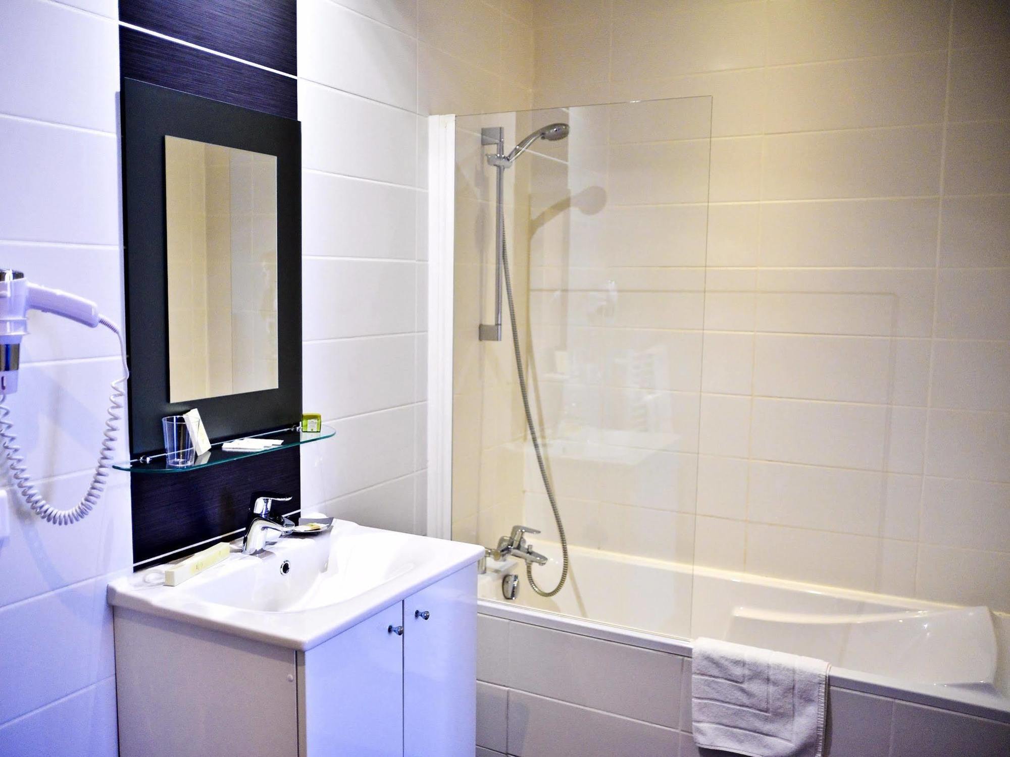 Hotel Le Comty Feurs Екстериор снимка